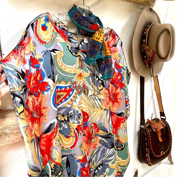 Beautiful boho blouse w paisley floral vibe resort vacay feel. - Picture 11 of 13